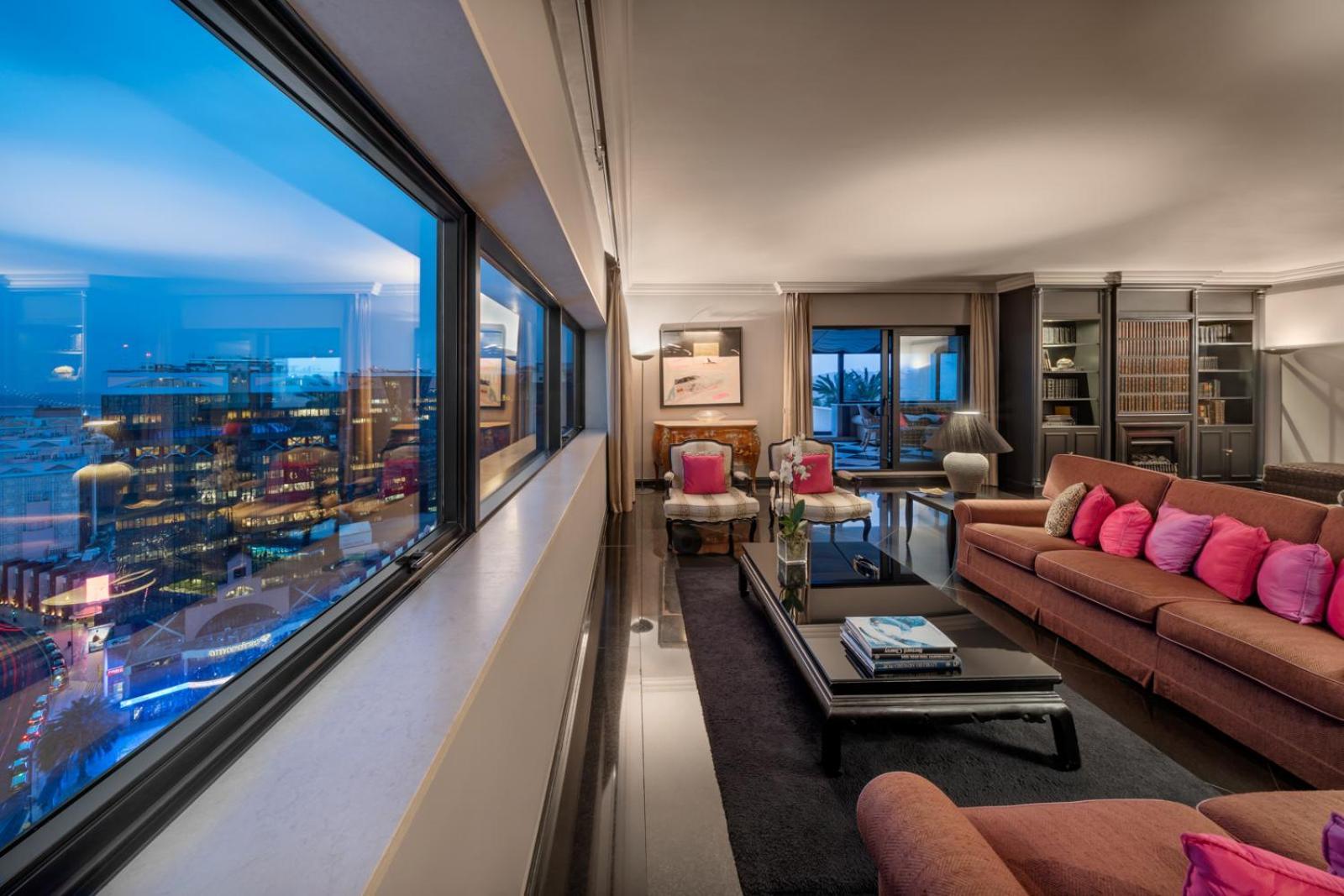 ดอม เปโดร ลิสบอน Hotel ภายนอก รูปภาพ The living room of a suite at the Mandarin Oriental, London