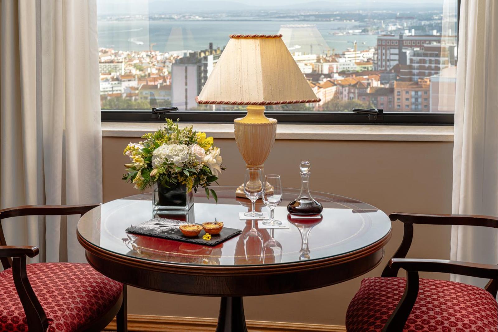 ดอม เปโดร ลิสบอน Hotel ภายนอก รูปภาพ A table with a lampshade