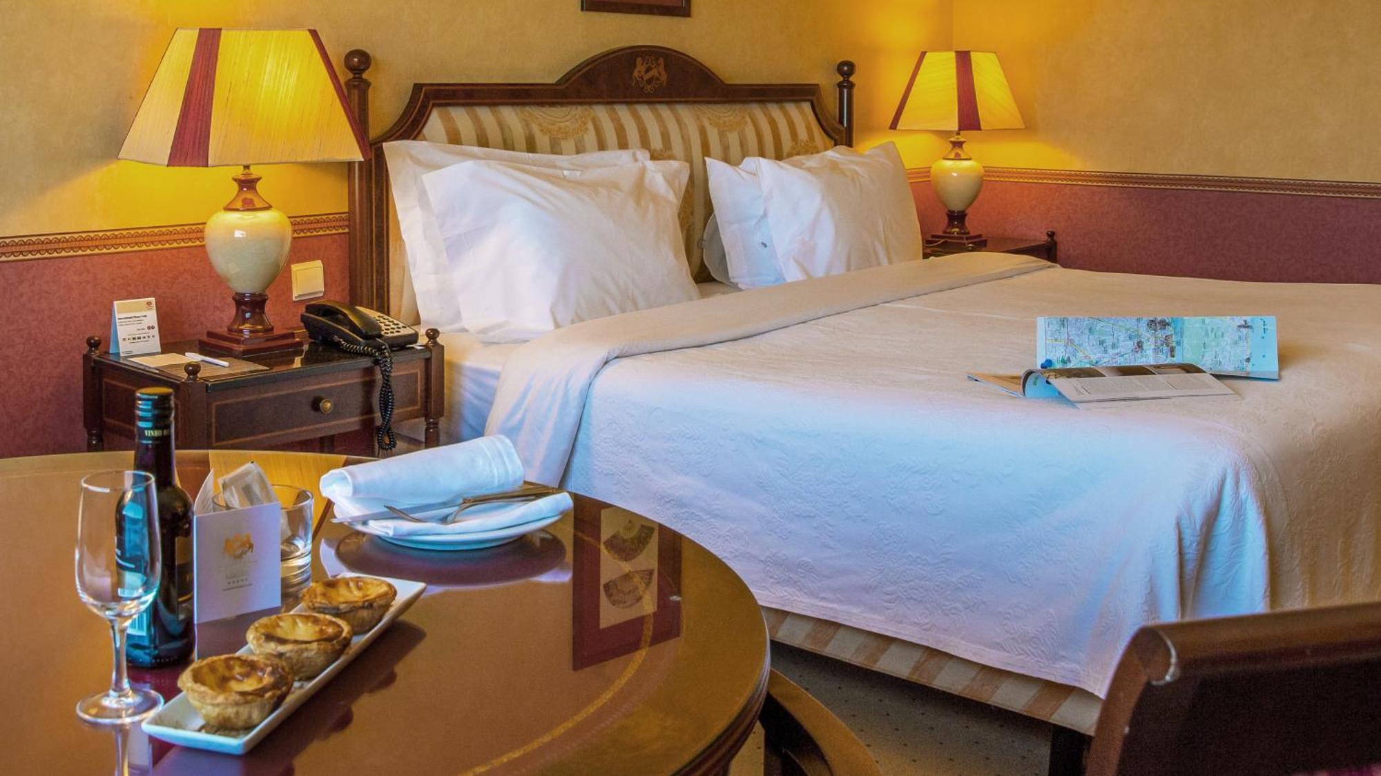 ดอม เปโดร ลิสบอน Hotel ห้อง รูปภาพ A bedroom at the hotel