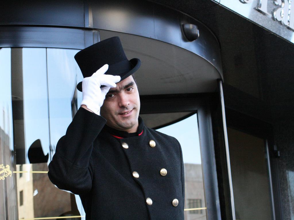 ดอม เปโดร ลิสบอน Hotel ภายนอก รูปภาพ A concierge at the entrance of a hotel